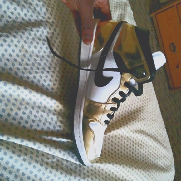 NEW AUTHENTIC NIKE AIR JORDAN 1 MID SE GS METALLIC - Picture 1 of 1